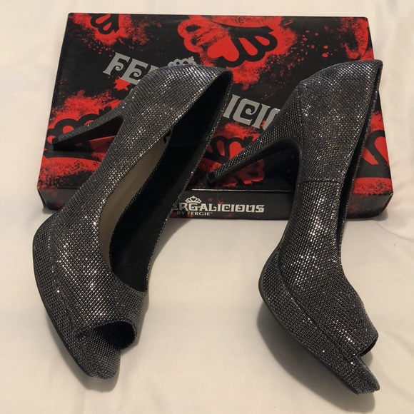 🎉5/$15🎉 ✨HP✨ FERGALICIOUS BY FERGIE ROCKIN’ BLACK PEEP HOLE PUMPS (39) - Picture 2 of 13